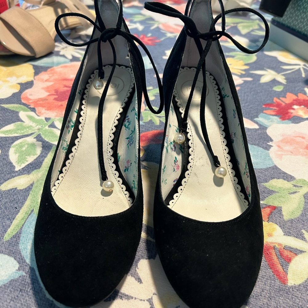 1901 Size 7 Black Pearl Strap Heel